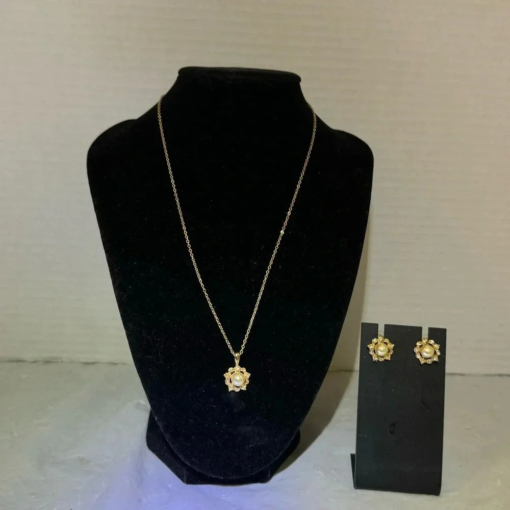 Vintage 18” Beautiful Pearl Necklace With Matching Earrings